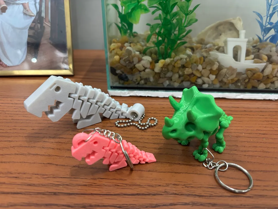 Chaveiros de dinossauro articulados
